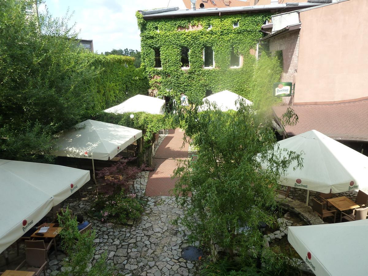 Hostel Gliwice Centrum Parking Exterior foto