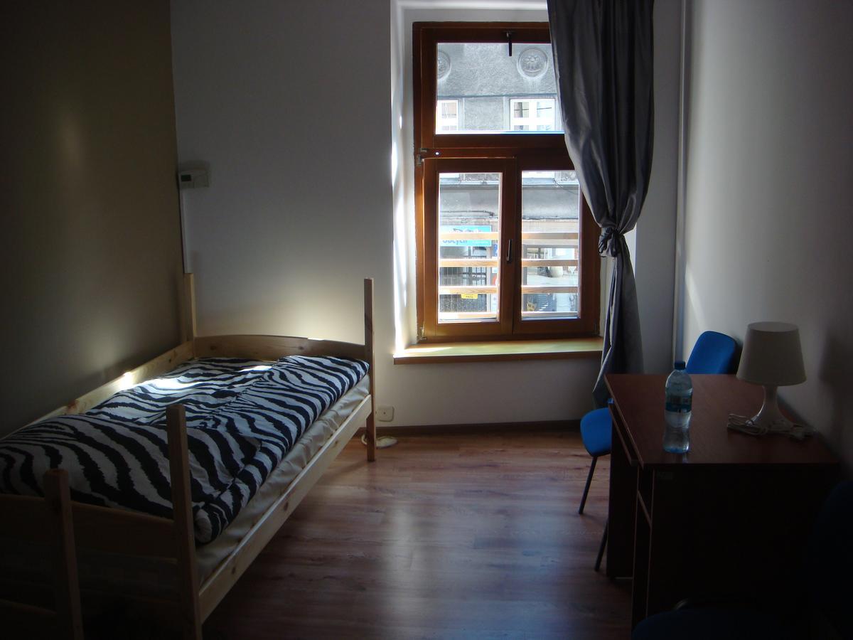 Hostel Gliwice Centrum Parking Exterior foto